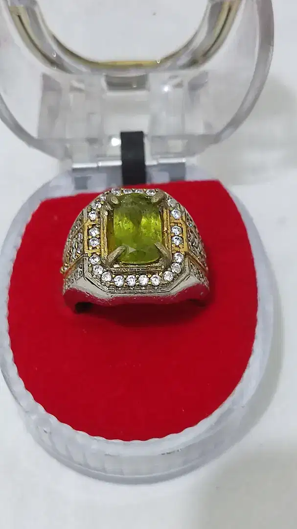Batu permata kristal peridot