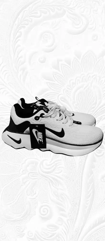 Nike motiva putih olahraga outdoor