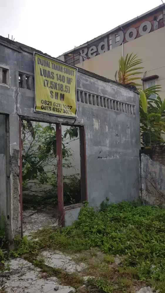 Tanah ditepi jalan aspal