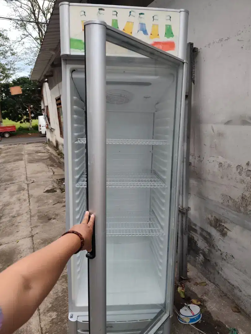 Showcase jumbo tinggi