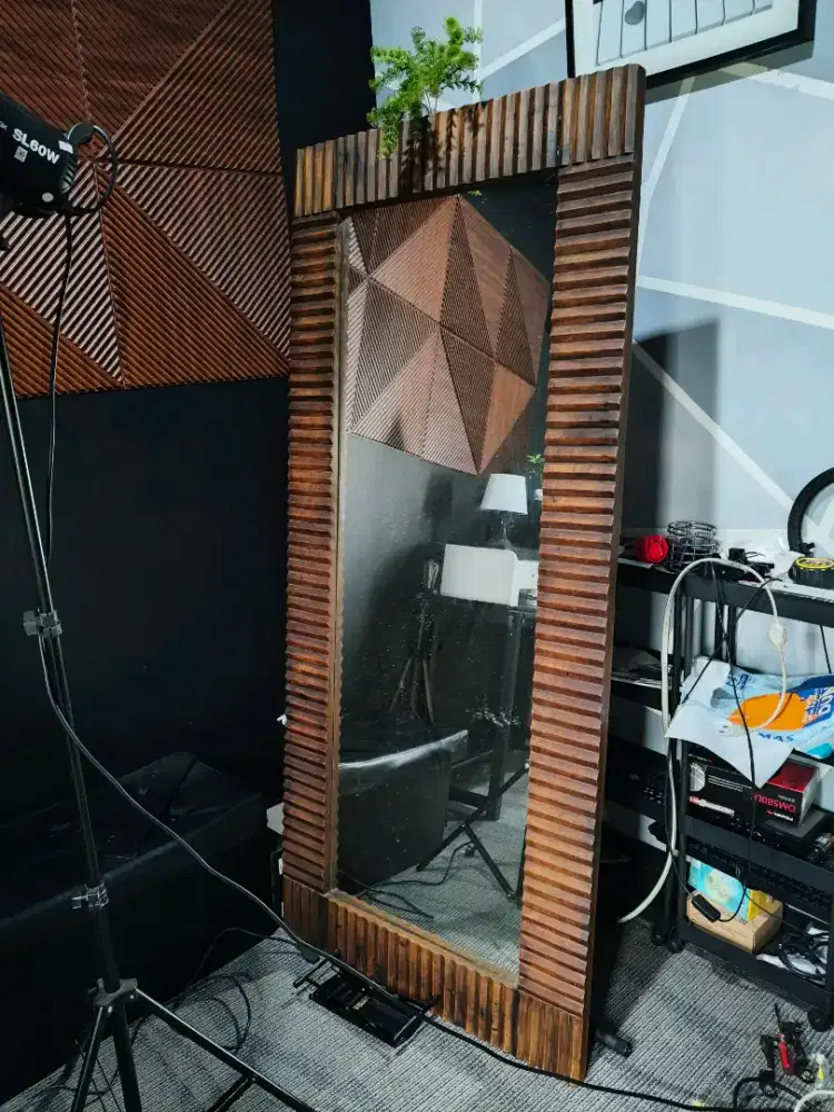 Cermin kayu jati tua berkelas cocok untuk galeri