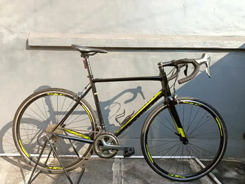 Sepeda Roadbike Polygon Strattos S4