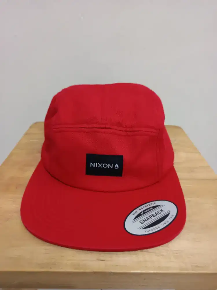 Topi five panel nixon merah