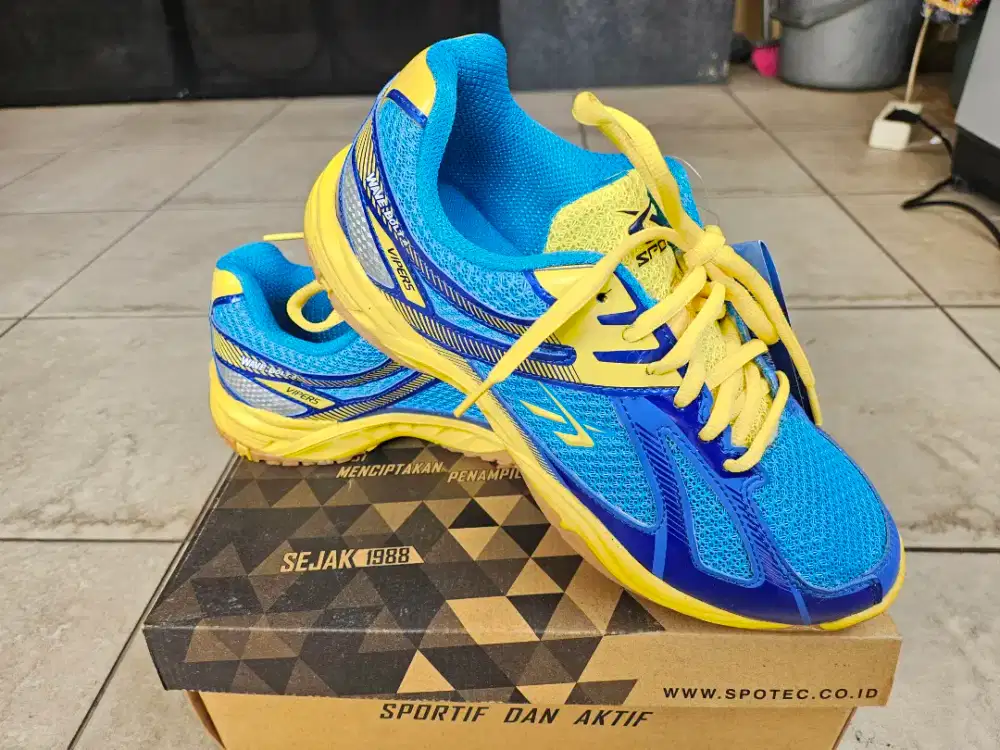 Sepatu pria merek Spotec ukuran 42cm