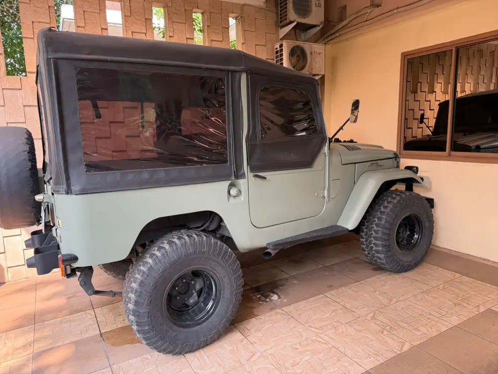 Jual CEPAT! Rare item! Toyota FJ70 LandCruiser 1971 cat baru restorasi