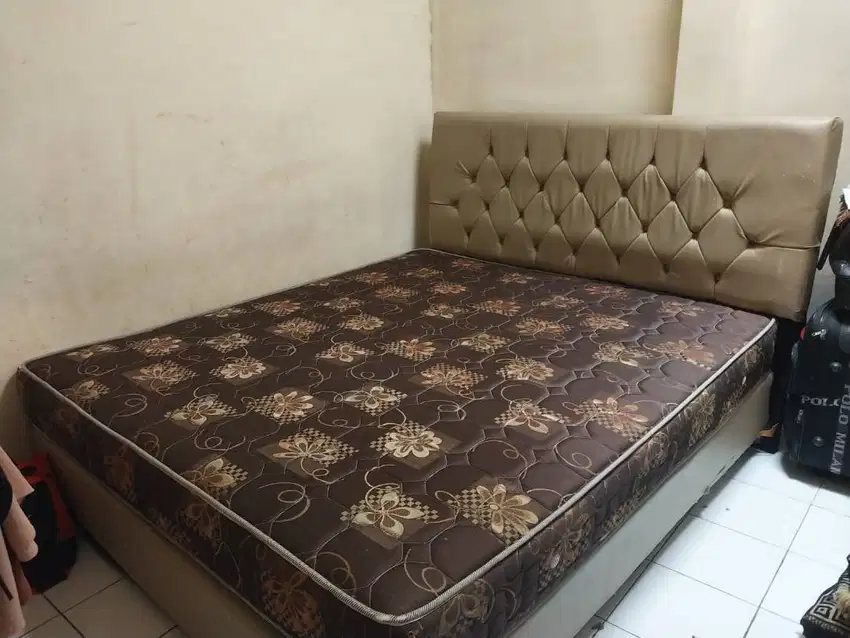 Dijual 1 set tempat tidur dan kasur merk UNILAND