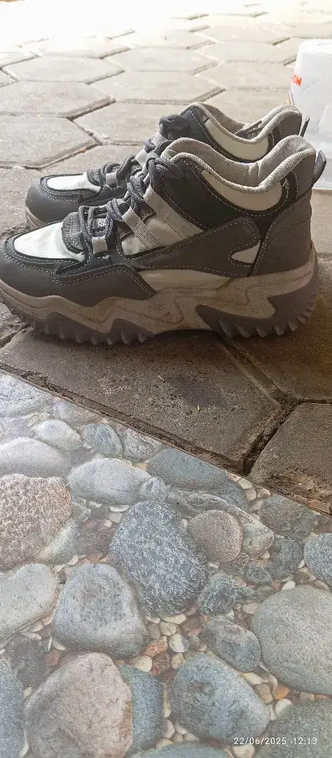 Sepatu sneker wanita
