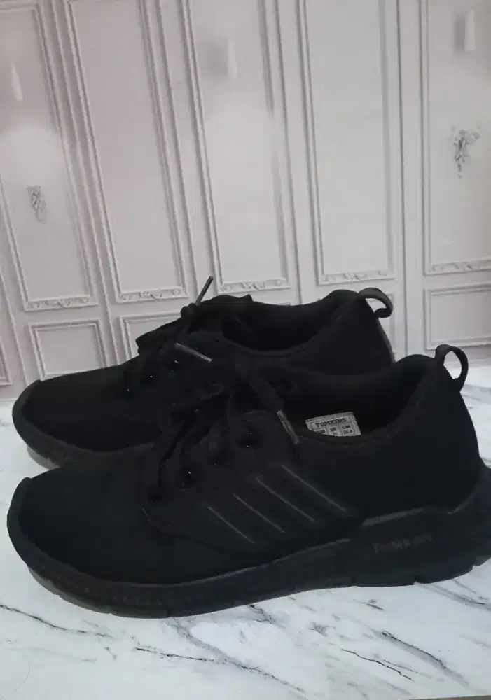 SEPATU TOMKINS LIKE NEW