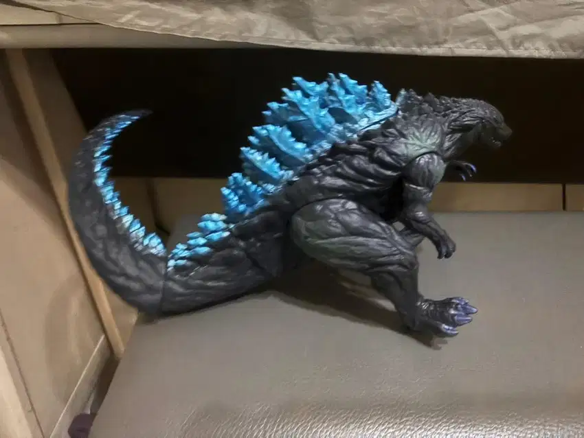 Action figure godzila bekas