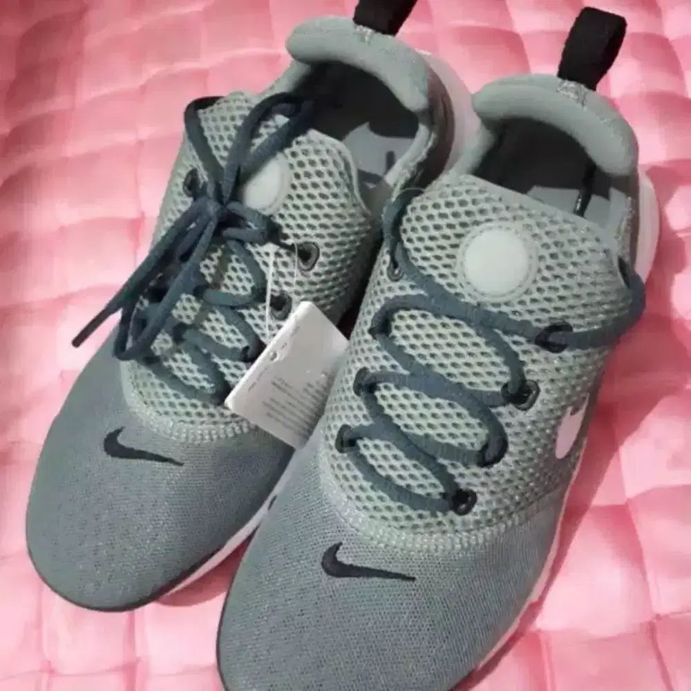 Sepatu Anak Sekolah Remaja NIKE ORIGINAL PRELOVED (size 36)