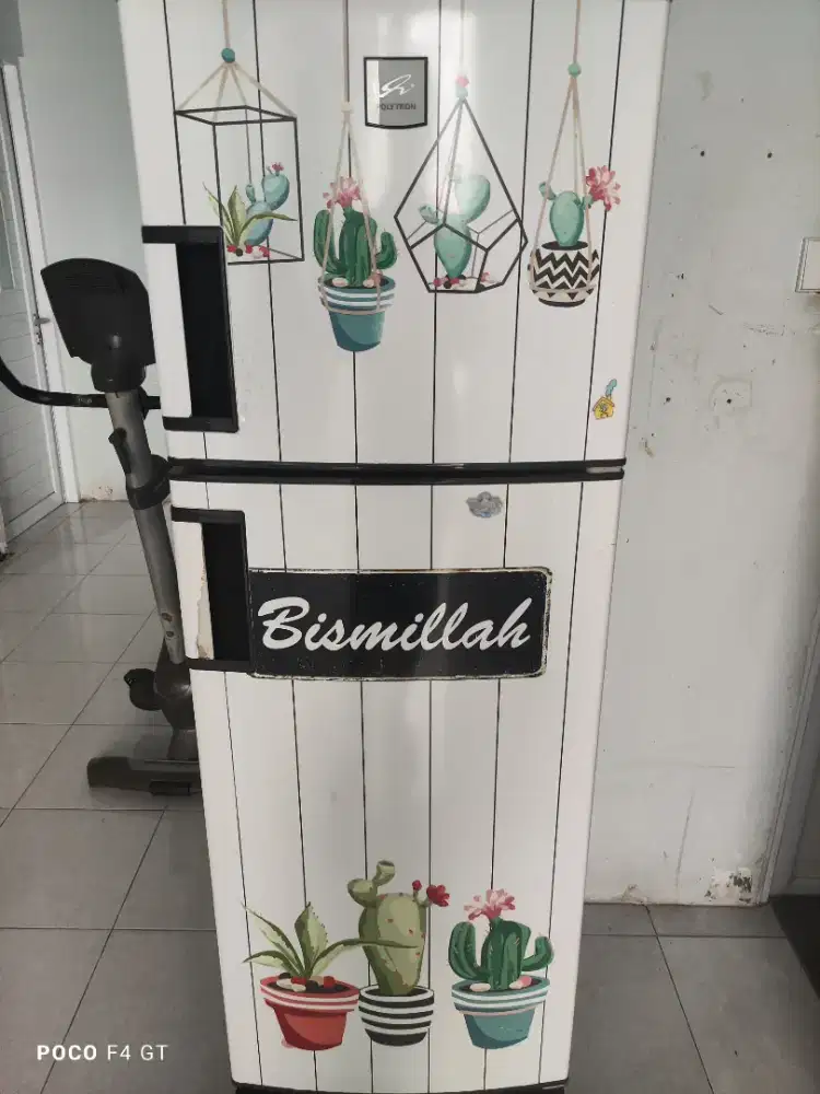 Kulkas polytron 2 pintu kondisi baik