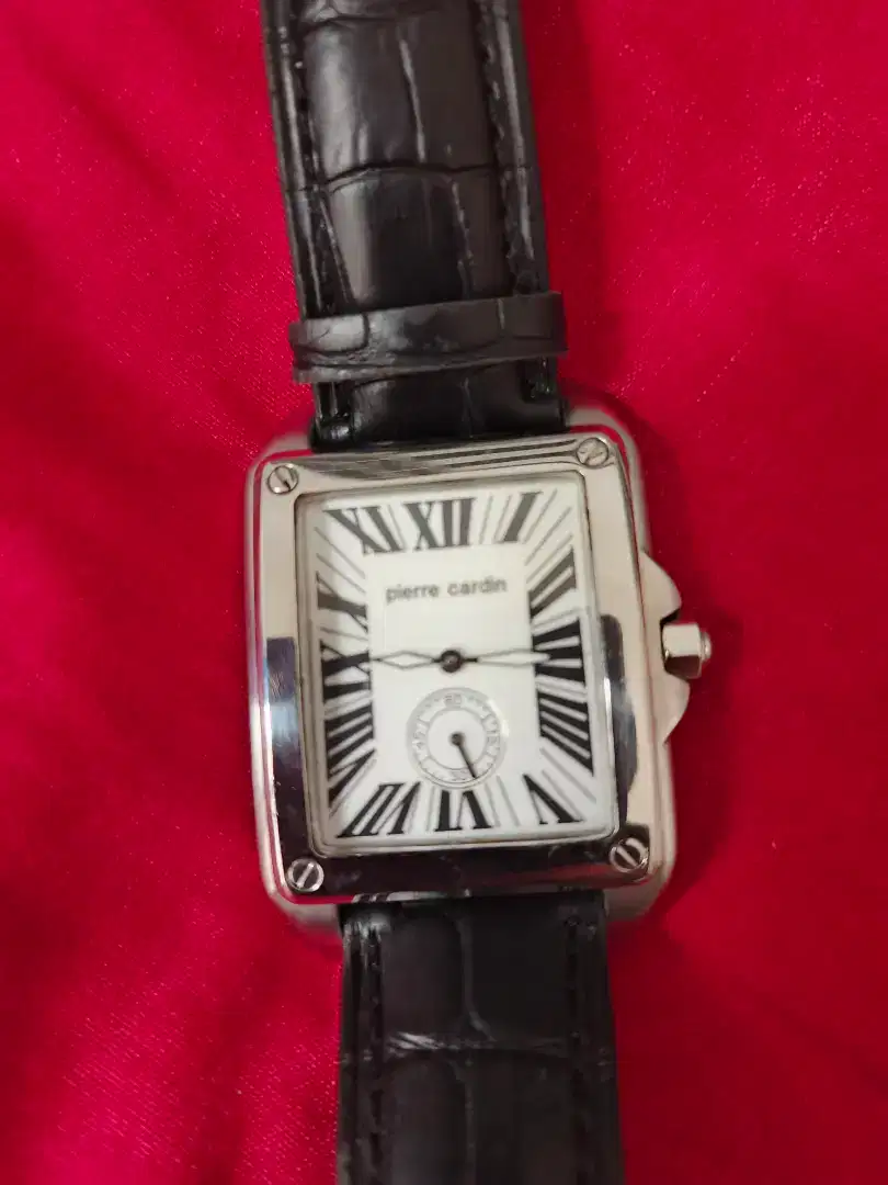 Jam klasik Pierre Cardin tank.