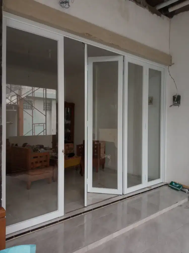 Kusen alumunium dan kaca