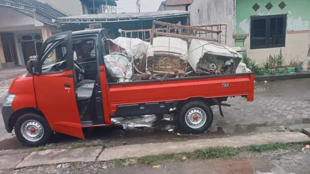 Rombeng jual beli segala jenis barang bekas besi bekas elektronik dll.