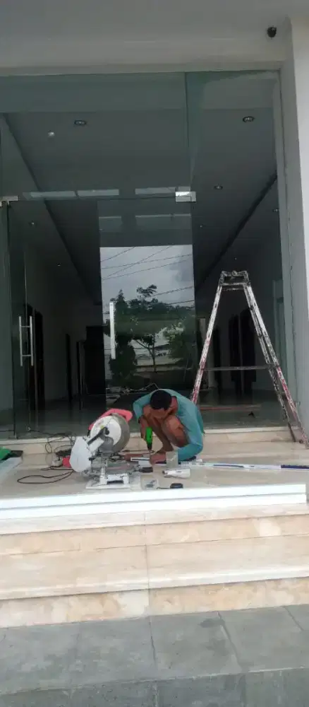 Kusen alumunium dan kaca