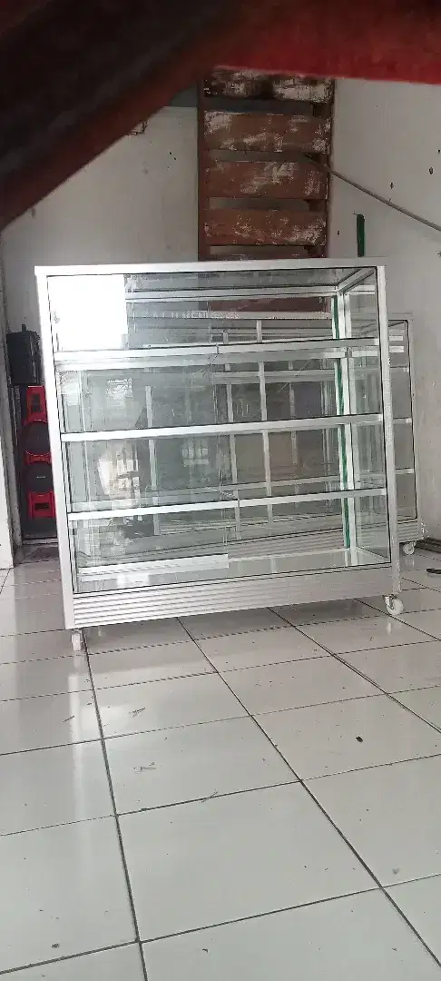 kaca etalase toko