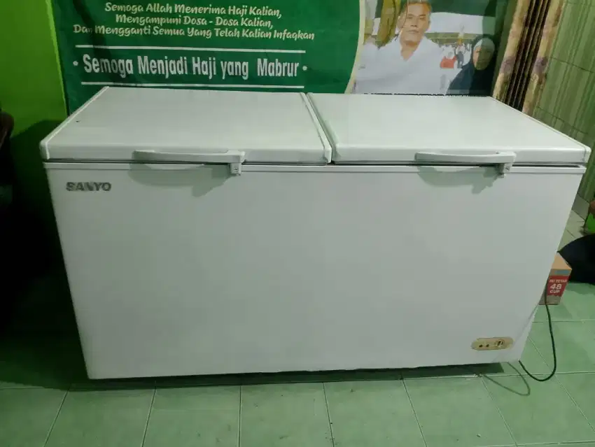 Freezer 600 liter merek Sanyo