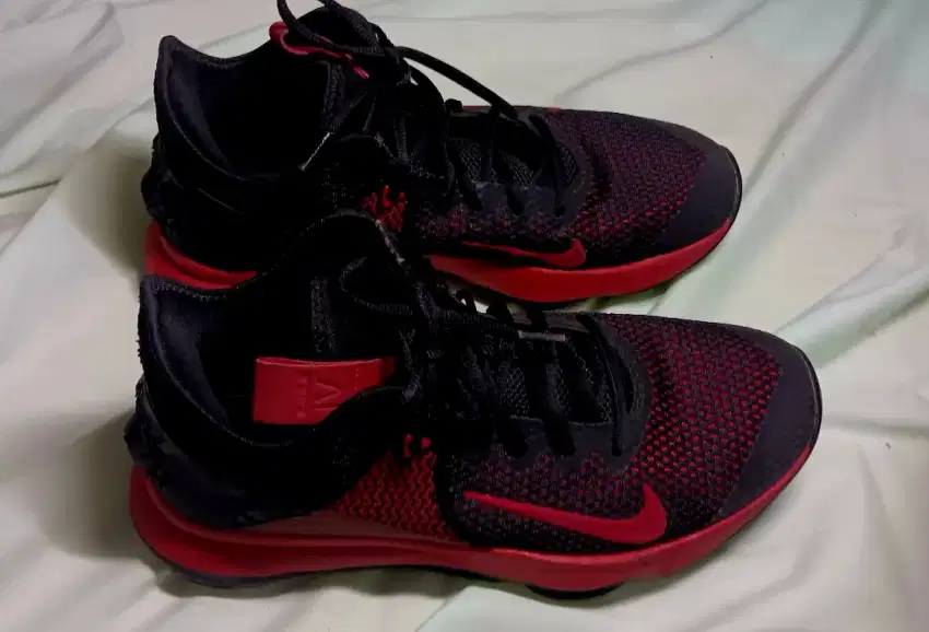 Sepatu Basket Lebron Witness IV
