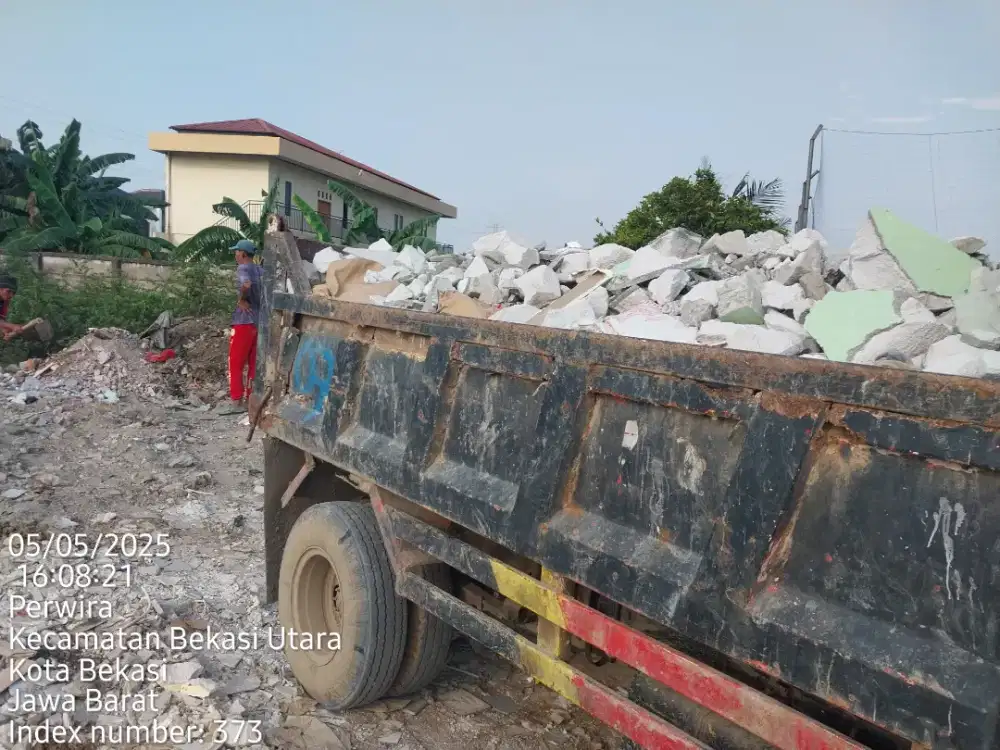 Buang sampah  puing bangunan