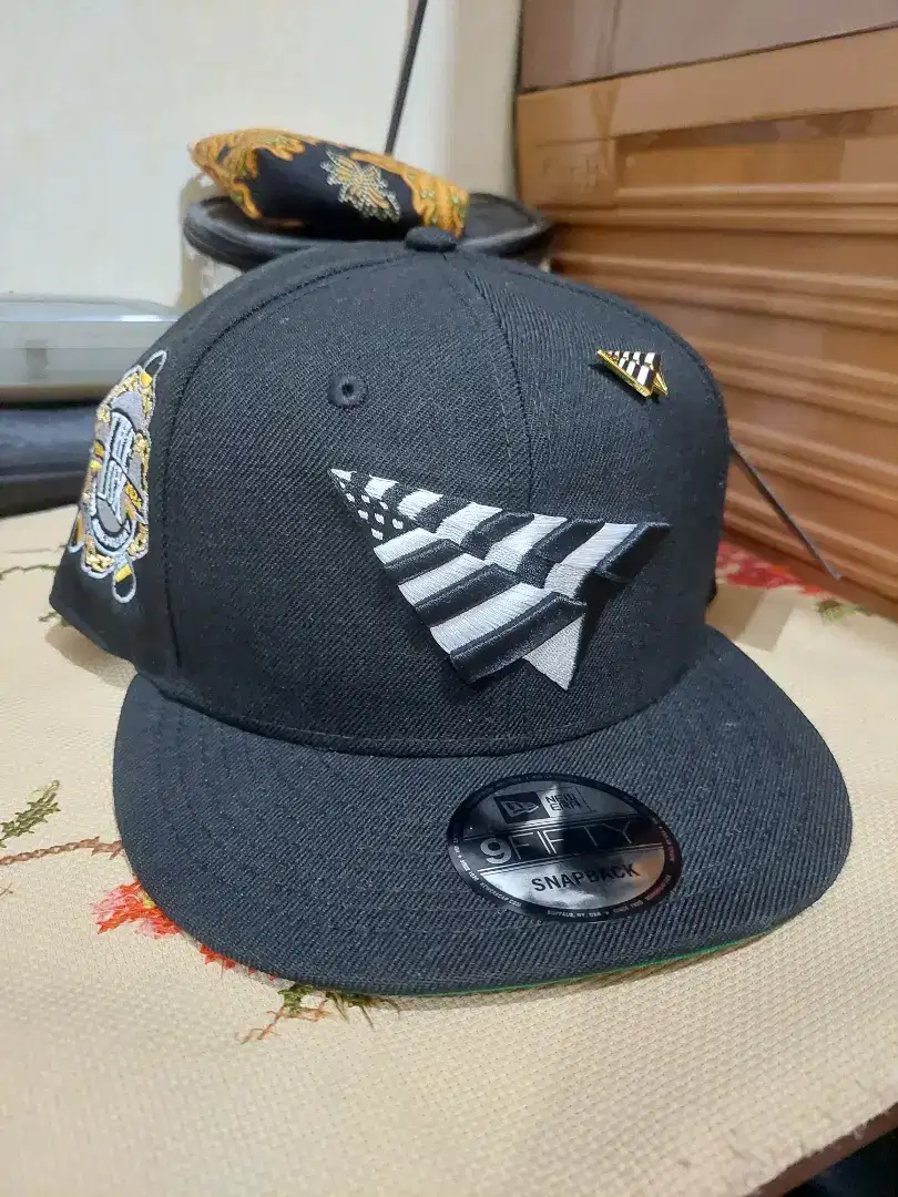 Topi new era paperplane the lox baru