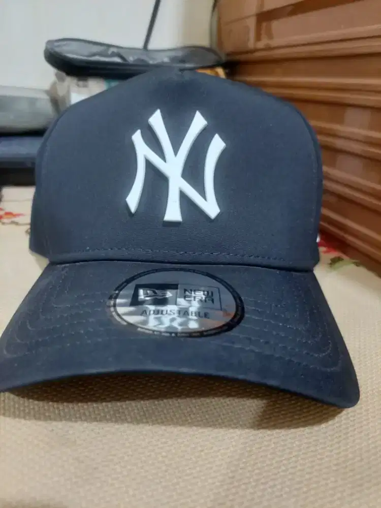Topi new era logo metal mulus seperti Baru