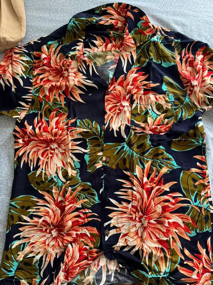 Kemeja satin motif bunga