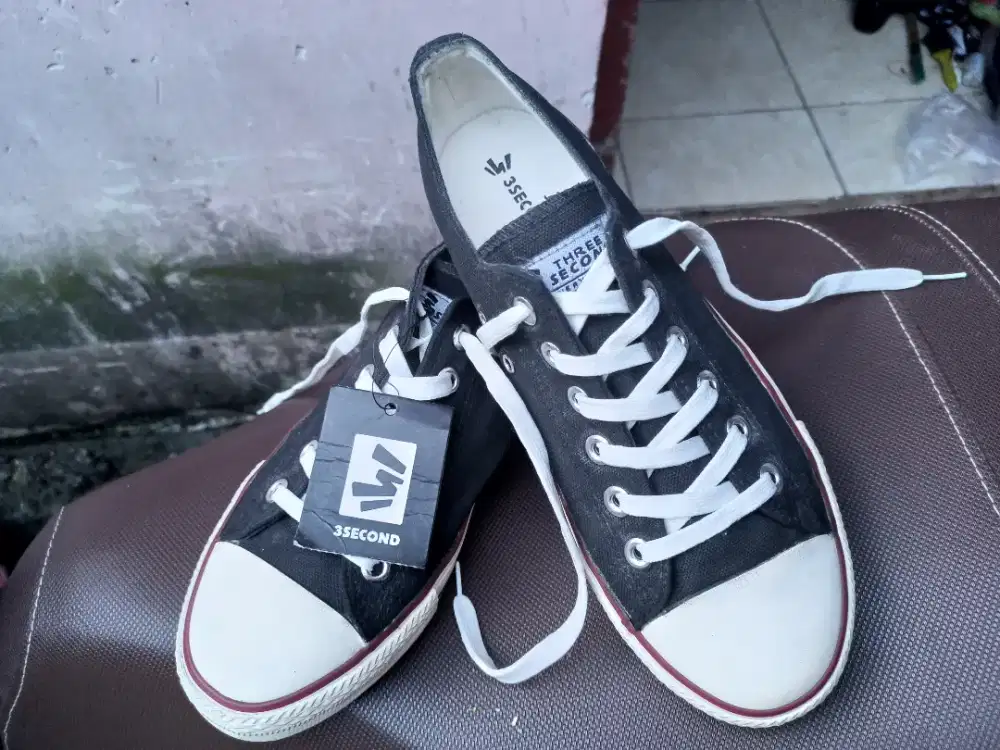Sepatu Sneaker Three second*