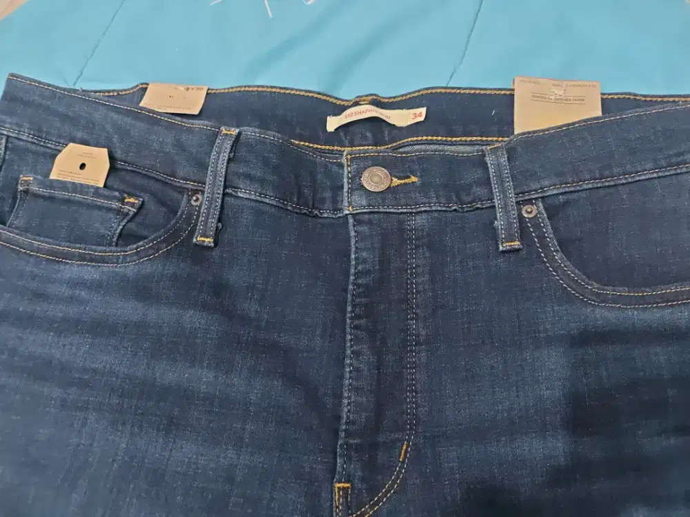 Dijual celana cewek  LEVI'S asli ukuran 34 (standar) kondisi BARU beli