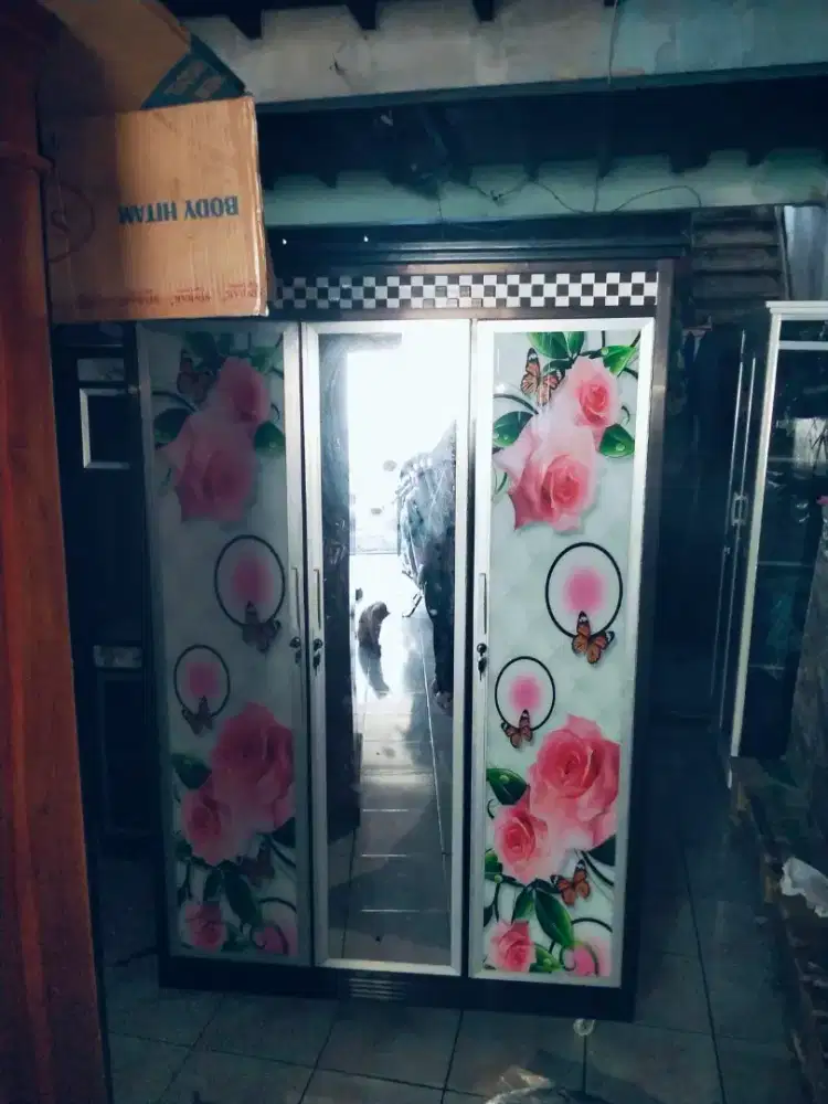 Lemari alumunium 3 pintu