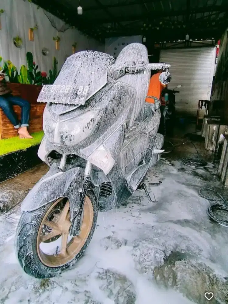 LOWKER sebagai CREW CUCI MOTOR