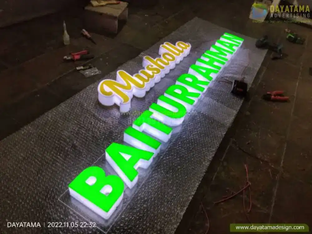 huruf timbul nyala plat + akrilik