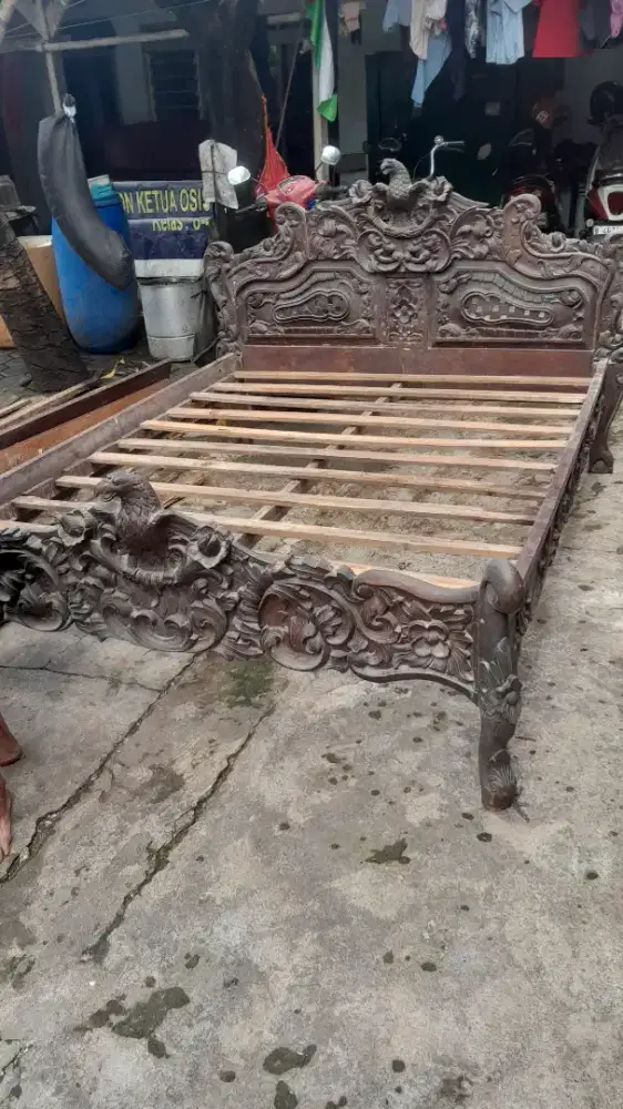 Dipan atau tempat tidur kayu jati ukiran