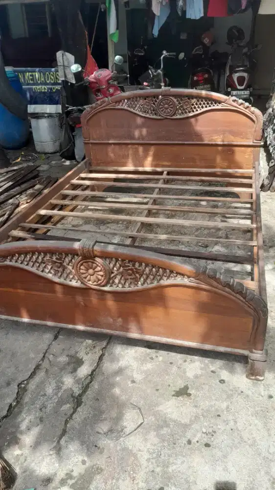 Dipan atau tempat tidur kayu jati asli