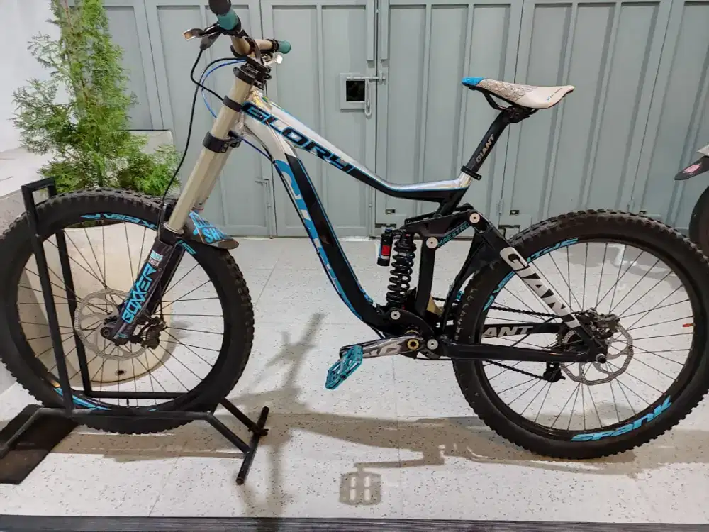 Sepeda downhill giant glory 0 dh