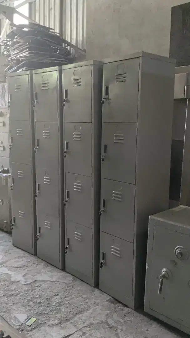 Locker 4 Laci Merk Lion Lemari Besi 4 Pintu