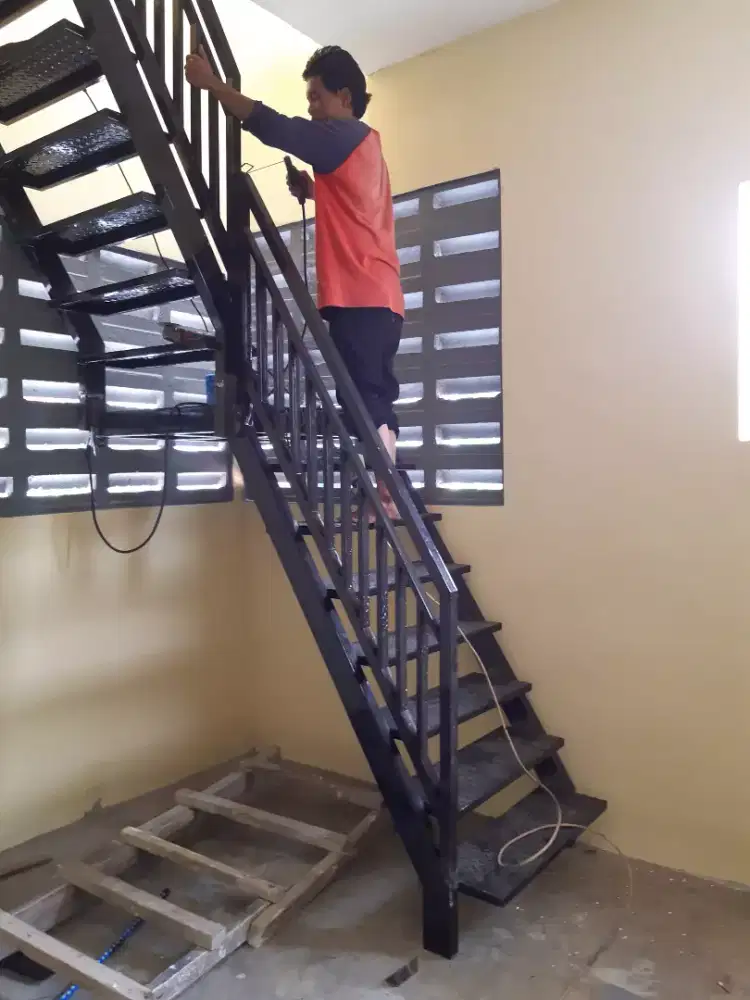 Tangga rebah bahan besi