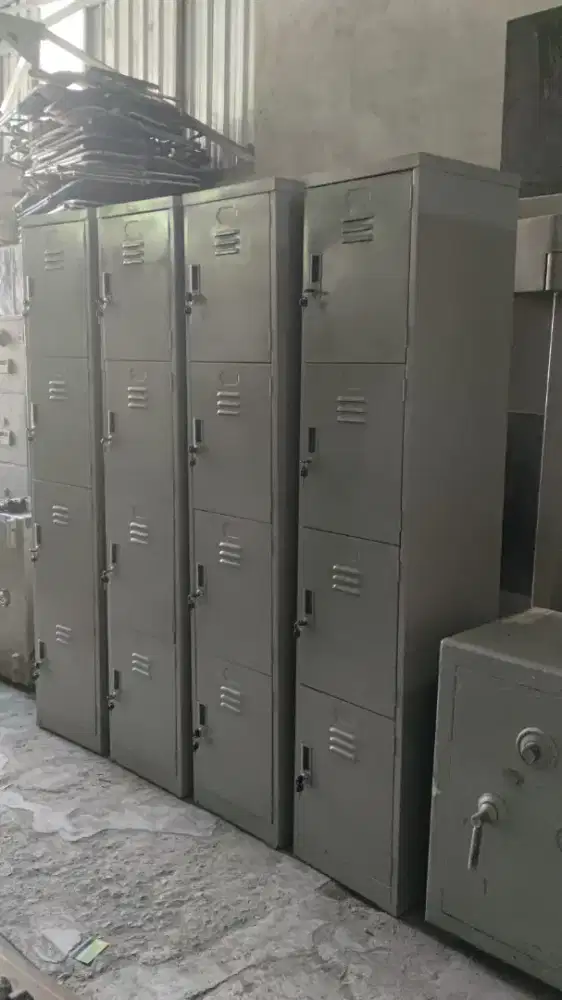 Locker 4 Laci Merk LION Lemari Besi 4 Pintu Bekas
