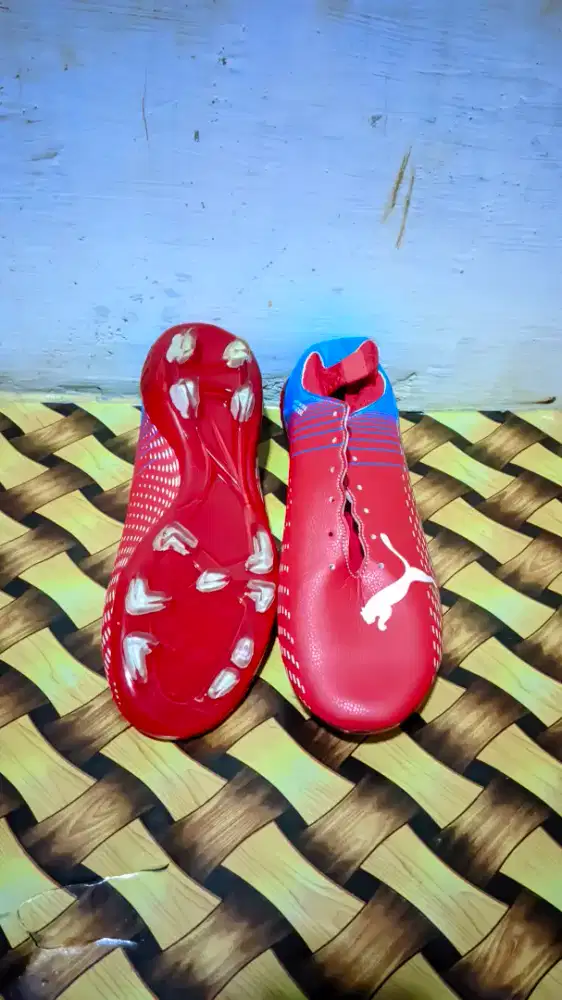 Jual Sepatu Bola Merek PUMA no.42 masih baru