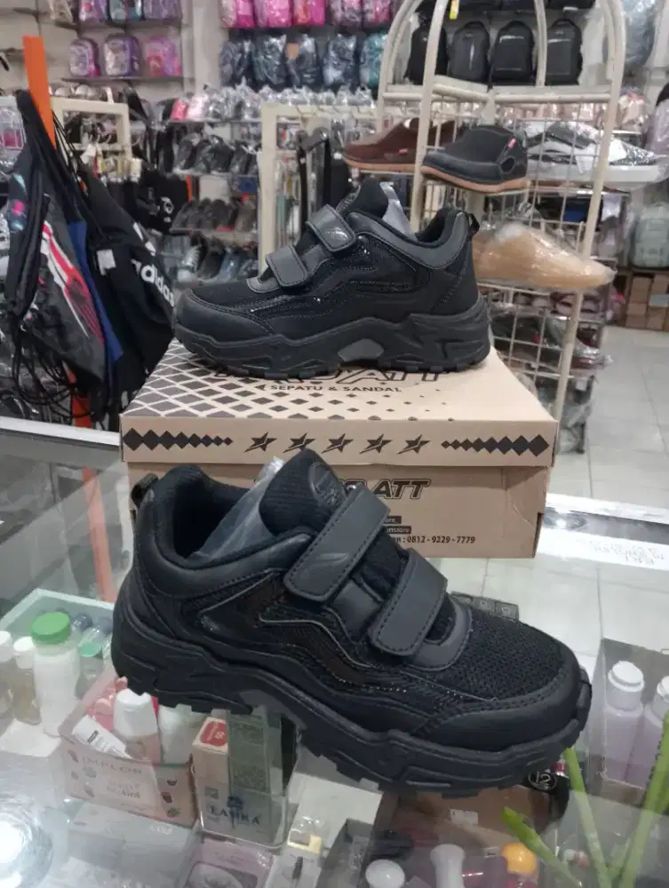 Sepatu sekolah model kretekan