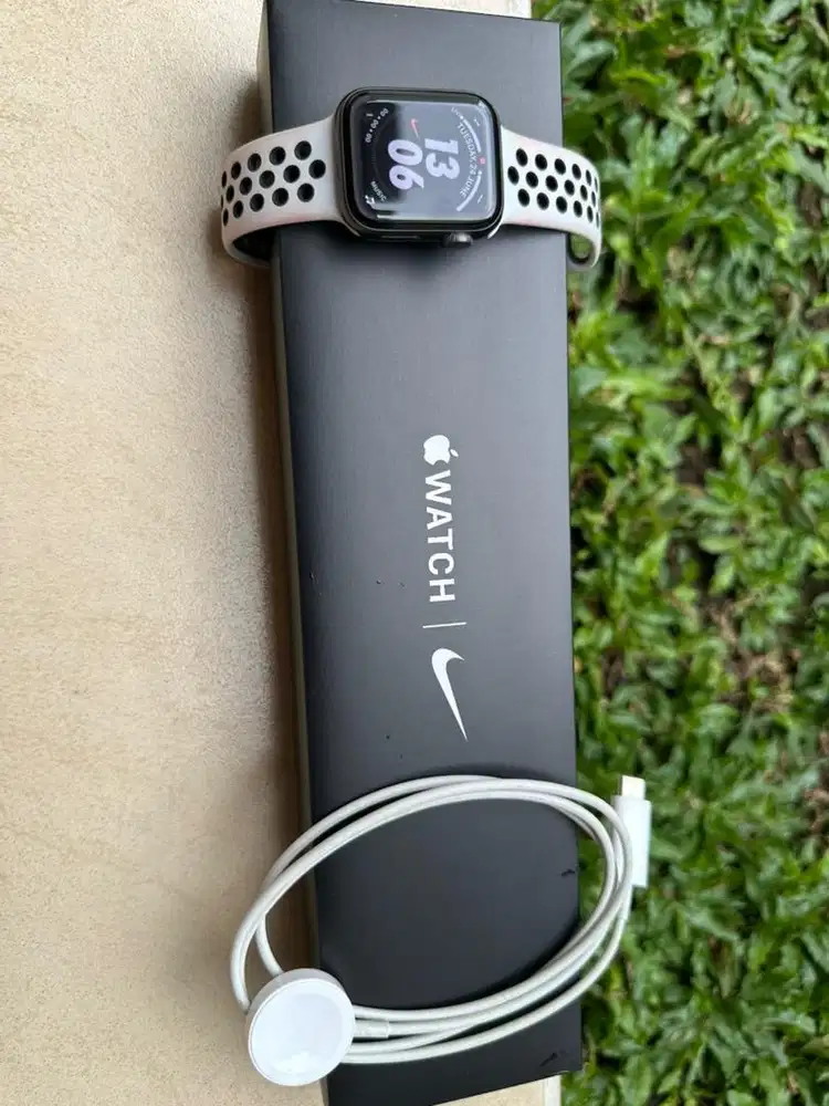 Apple Watch SE 40 mm Nike Edition White