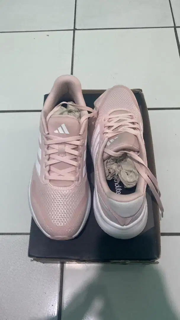 Sepatu runing adidas baru