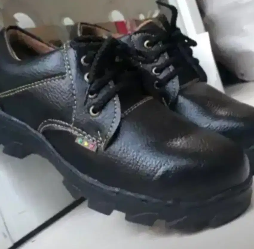Sepatu Safety Hitam