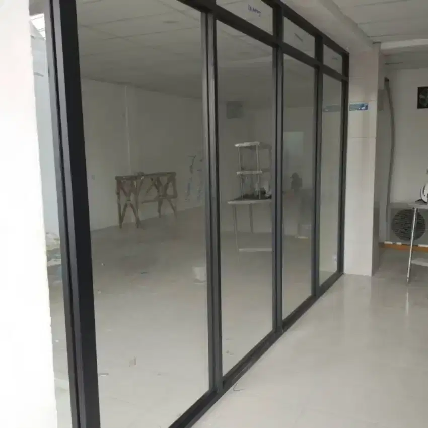 Partisi kaca sekat ruangan kantor