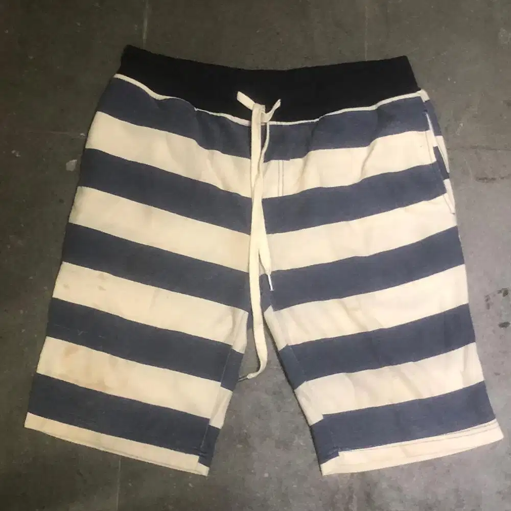 Celana pendek linen salur