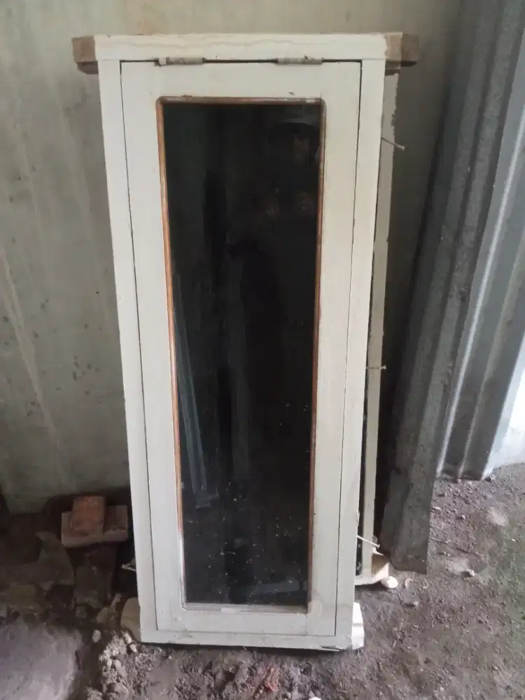 Jendela rumah plus teralis besi