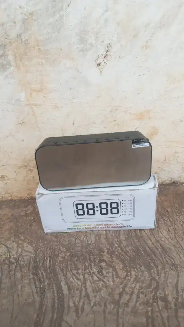 Speaker bluetooth clock