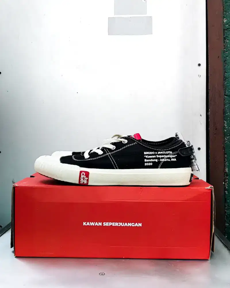 (SPECIAL EDITION) Brodo x JakCloth #KawanSeperjuangan Series, Size 42
