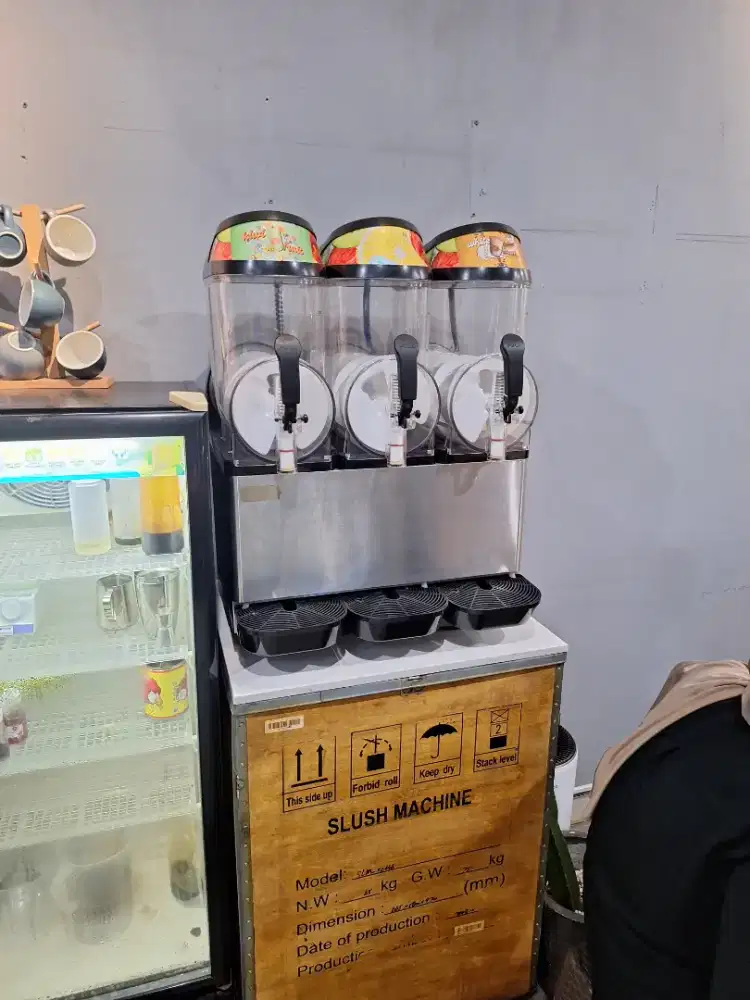 Mesin Es Modern (Slushy Machine)