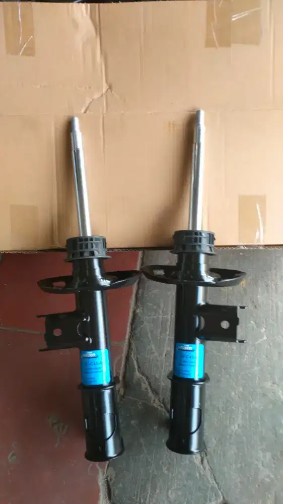Shock absorber buat mobil mercy GLC 200 bagian dpn copotan Masi bagus