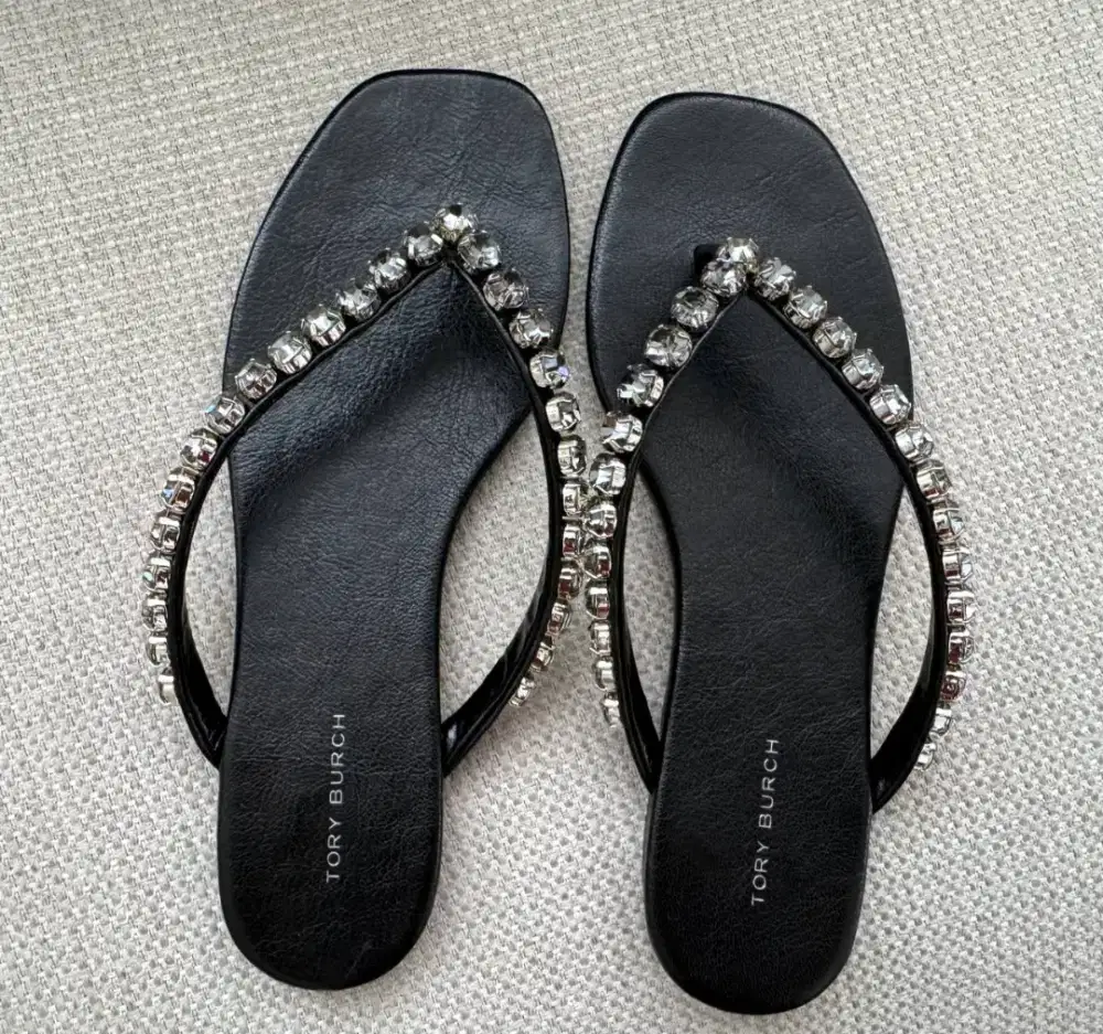 ᪥  TORY BURCH crystal flat thong black sandal
᪥  Authentic 100%